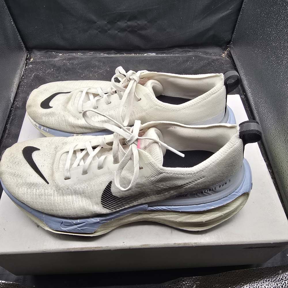 Nike‎ White and Black Athletic Sneakers - Picture 5 of 7